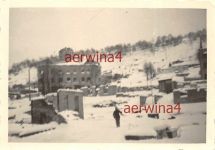 Deutscher Soldat an den zerstörten Häusern Narvik Norwegen