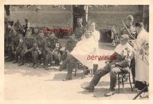 Deutsche Soldaten beim Feldfriseur bei Gent Belgien