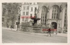 Deutsche Soldaten am Neptunbrunnen Börse am Artushof Danzig
