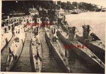 Im Hafen angelegte U-Boote Unterseeboot Rudel