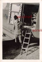 Deut. Pilot griechischer Mütze am Flugzeug Ju52 Flugplatz Saloniki Griechenland