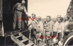 Nackte Soldaten an der Feldküche in Griechenland