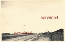 Deutsches Flugzeug überfliegt die 8,8 cm Flak Stellung Braunschweig