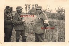Rast deutscher Sanitäter Rot-Kreuz mit Stahlhelm vor Ostende Belgien