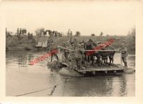 Soldaten beim Pferde übersetzen mit Schlauchbootfähre Schelde Belgien