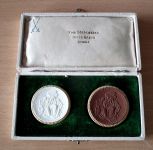 2 Porzellan Medaille im Etui Landesnotopfer Sachsen Roten Kreuz Dresden 1921
