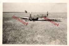 Deutsches Flugzeug Me Bf 109 notgelandet vor Kiew Ukraine Ostfront