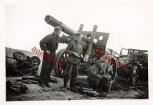 Deutsche Soldaten an russischer Kanonenhaubitze M1937 bei Luzk Ukraine Ost.