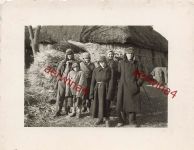 Gruppenfoto russ. Kinder und Männer Sowjet-Paradies bei Orel Russland Ostfront
