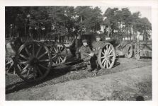 deutsche Soldaten am Geschütz Beute Sammelstelle Frankreich