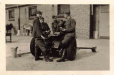 Soldaten des Technischen Dienst am 3,7 cm PaK Geschütz
