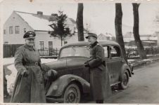 Deutsche Soldaten mit PKW Mercedes 230