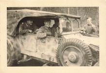 Deutsche Soldaten im Kübelwagen Horch 830 mit Camouflage Frankreich