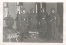 Deutsche Soldaten mit Hund Kriegsweihnachten 1941 Norwegen