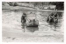 Deutsche Soldaten Flußüberquerung mit Motorrad und Opel 3./ Pionier Batl. 666