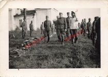 deutsche Offiziere beim Ausrüstungsappell an der Ostfront