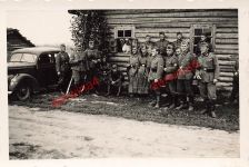Deutsche Soldaten mit PKW Divisionzeichen ID.256 Polozk Russland Ostfront