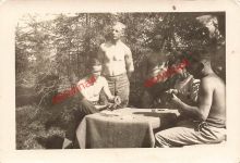 Deutsche nackte Soldaten beim Karten spielen im Sowejet-Paradies Ostfront