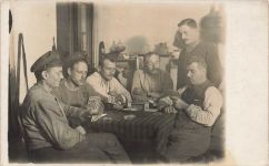 Foto-AK 1.WK deutsche Soldaten beim Karten spielen im Westen 1917