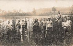 Foto-AK 1.WK nackte Soldaten beim Baden im Schilf