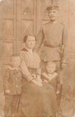 Fotokarte 1.WK Soldat Ulan mit EK-2 Bajonett mit Familie