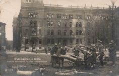 AK Berlin Straßenkämpfe Minenwerfer vor Polizeipräsidium Berlin Postkarte