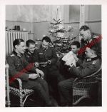 Soldaten feiern Weihnachten unterm Weihnachtsbaum Schepetowka Ukraine Ostfront
