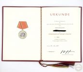 DDR Verdienstmedaille der NVA in Gold Urkunde Oberstleutnant 1977 Bartel 145e