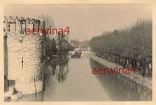Blick auf Sperrwehr am Kanal Orleans bei Montargis Frankreich