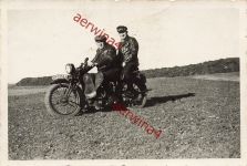 Männer auf Motorrad NSU 251 S