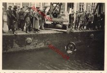 Deutsche Soldaten beim Bergen Motorrad mit Autokran Kanal Gent Belgien