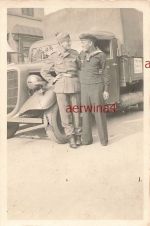 Soldat mit Matrosen am LKW Ford V8 Spedition Zwickau 1943