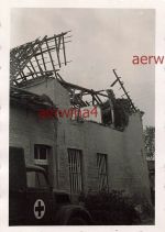 Deutscher SANKRA am zerstörten Haus in Waregem Belgien