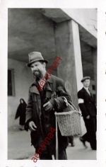Polnischer Mann J beim Einkauf in Sandomierz Polen