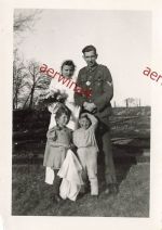 Deutscher Soldat mit EK-2 bei Hochzeit mit Frau und Kindern