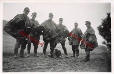 Deutsche Soldaten mit Zeltplane überzogen gegen Regen