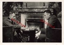 Deutsche Offiziere beim Schach spielen am Kamin Schloss in Frankreich