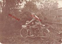 Mann mit Lederhaube auf Motorrad DKW mit Kennung