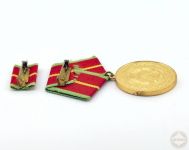 DDR Verdienstmedaille der Grenztruppen der DDR in Gold Bartel 280c