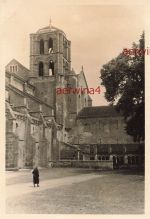 Französische Frau an der Kirche in Vézelay Frankreich