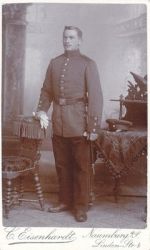 Soldat mit Dolch,Schirmmütze Atelier Naumburg Kabinettfoto