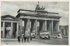 Brandenburger Tor mit Bussen in Berlin Postkarte AK 1938