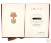 DDR Verdienstmedaille der NVA in Silber 900 Punze 4 Urkunde Oberstleutnant 1970