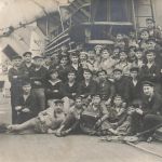 Fotokarte 1.WK deutsche Matrosen verschiedene Mützenbänder Schiffsbesuch