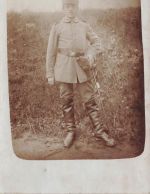 Fotokarte 1.WK deutscher Soldat mit Pickhaube Artillerie Pistole und Degen