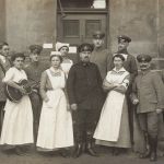 Foto 1.WK verletzte Soldaten mit Feldarzt Krankenschwestern vor Lazarett