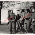 Soldaten mit USA Beute LKW Chevrolet C-8 Kaserne Proteau Cherbourg Frankreich