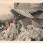 Deutscher Soldat am abgeschlossenem Flugzeug am Haus bei Smolensk Russland Ostf.