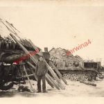 Deutscher Soldat an zerstörtem LKW Zugmaschine bei Orel Russland Ostfront