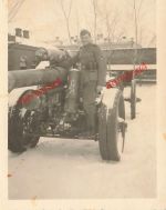 Soldat an deutschen Geschütz 15cm Haubitze in Orel Russland Ostfront